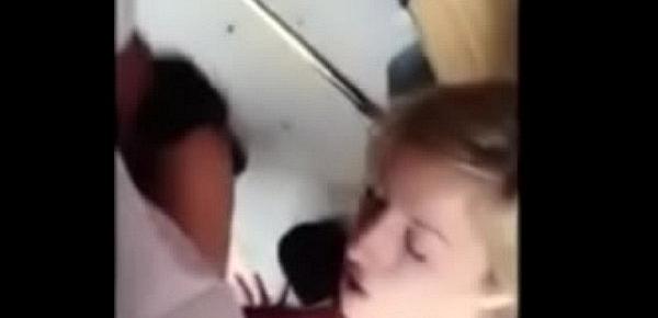  Colegiala rubia chupando verga y cogiendo en un billar